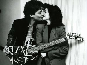 Eddie Van Halen and wife, Valerie Bertinelli  1985 NY.jpg